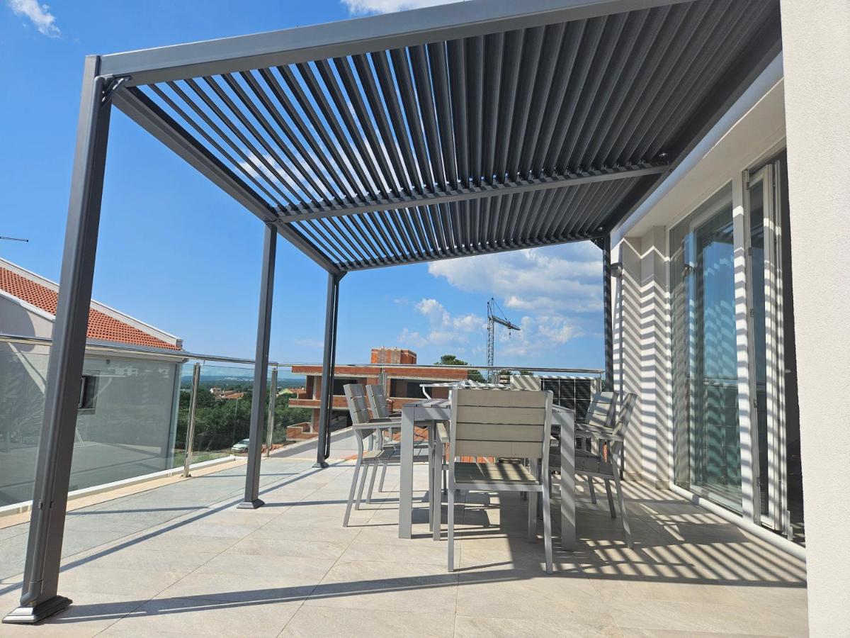 Covered terrace dining area at Diamond Seaview Penthouse